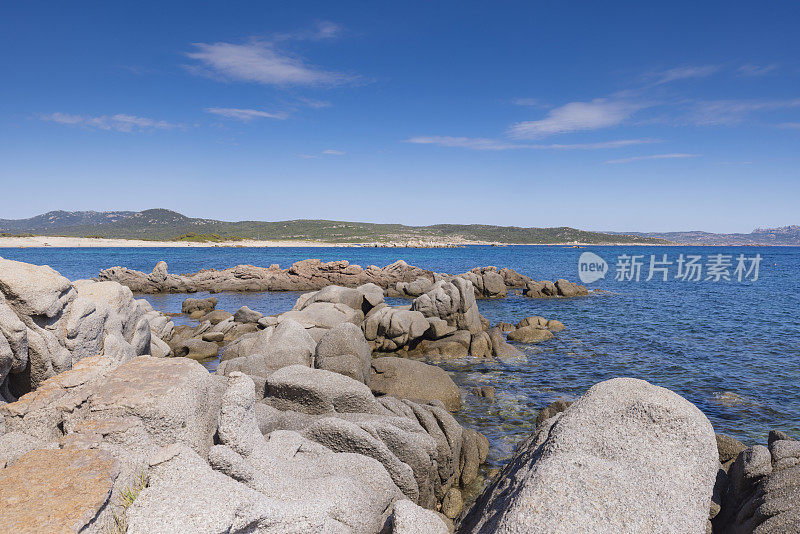 科西嘉岛Bonifacio附近的Plage de San Giovani岩石海岸线